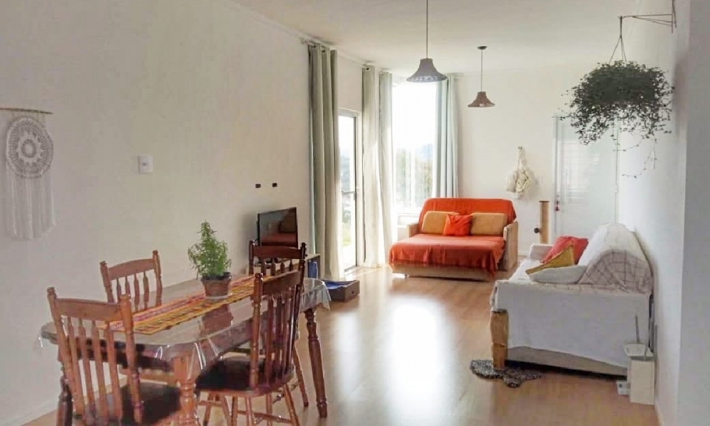 Vende-se casa em Serra Negra