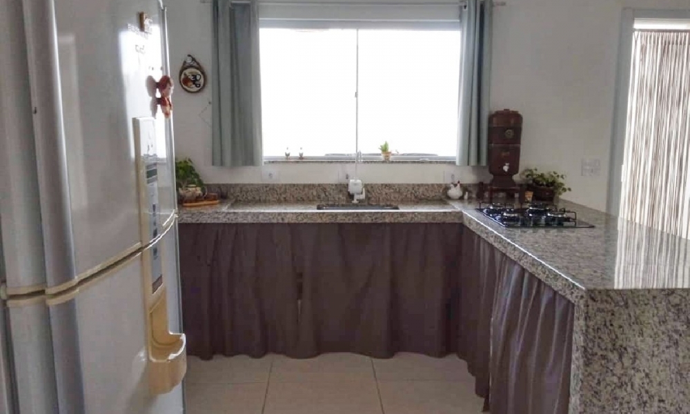 Vende-se casa em Serra Negra