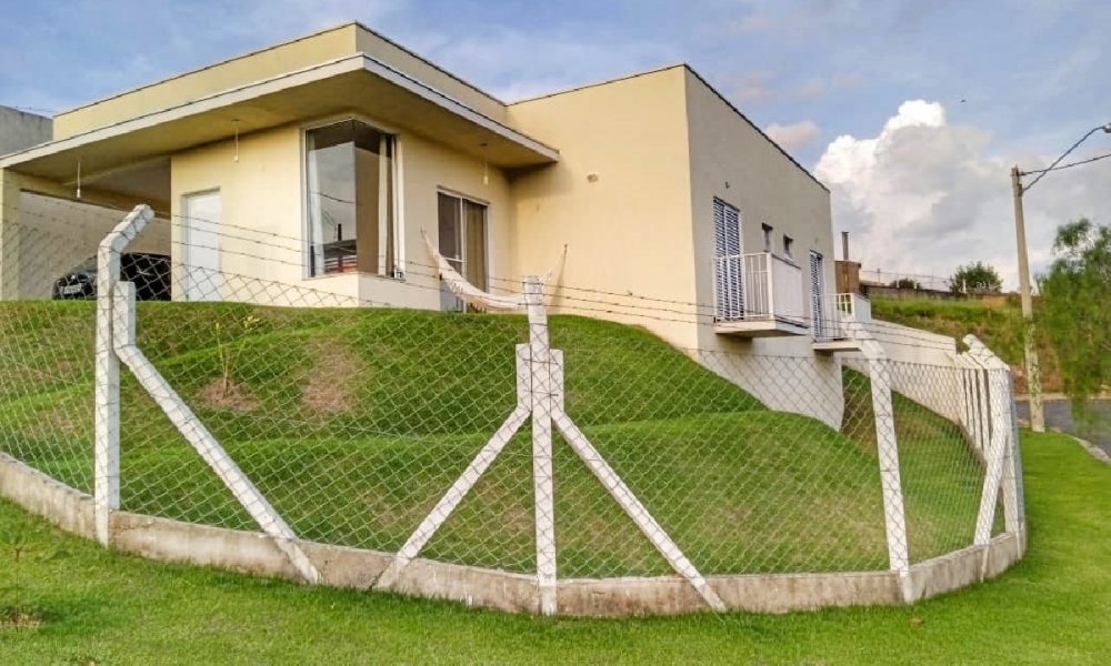 Vende-se casa em Serra Negra