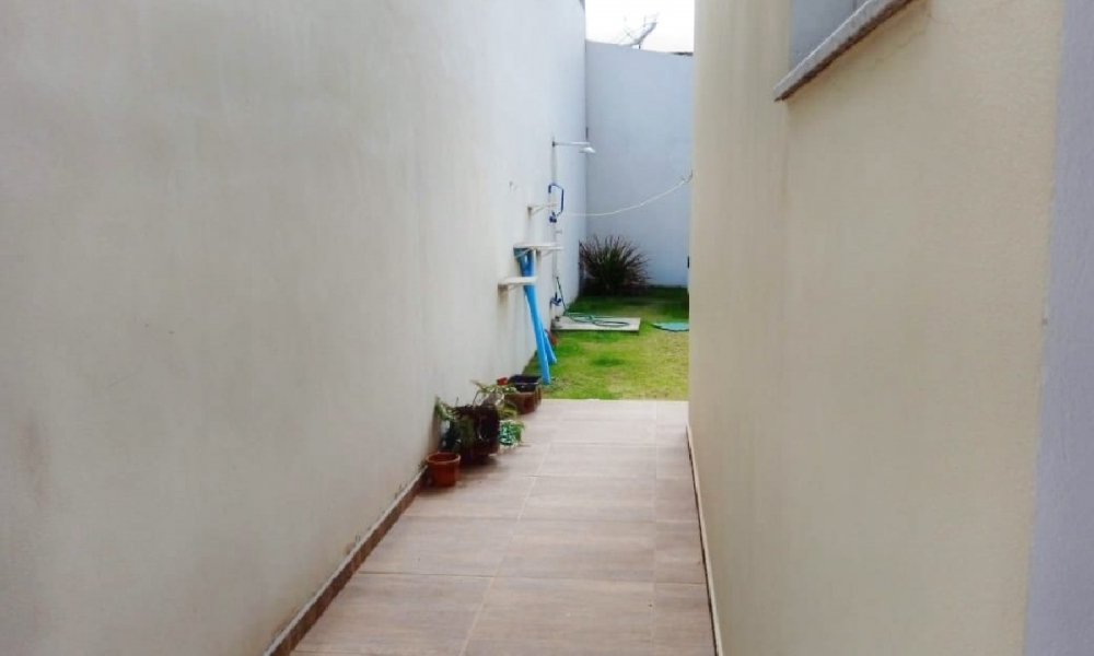 Vende-se casa em Serra Negra