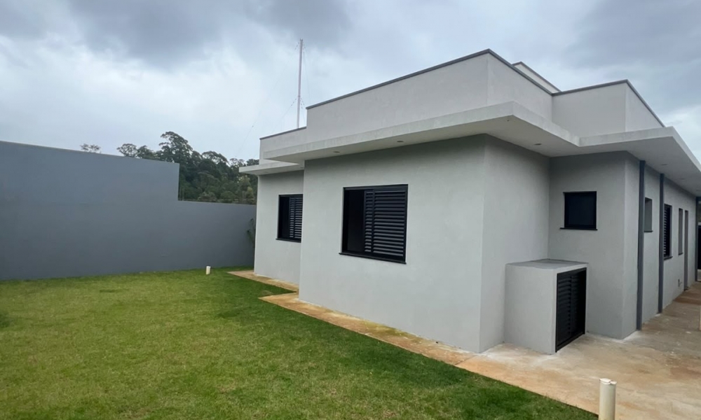 Casa Moderna à Venda no Residencial Arvoredo em Serra Negra