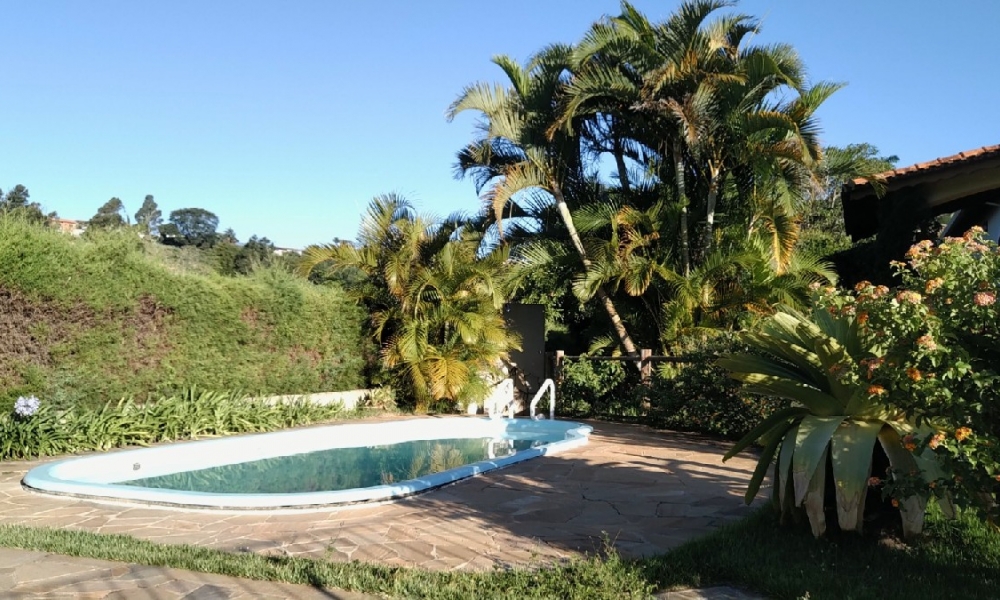 Linda casa com piscina em Serra Negra SP